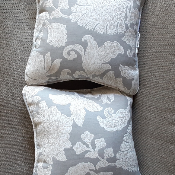 Sunbrella pair of throw pillows - Picture 2 of 8